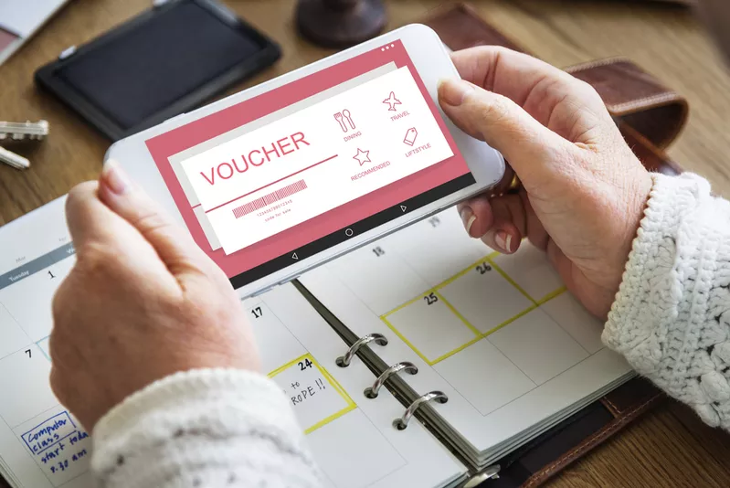 perbedaan voucher fisik dan digital