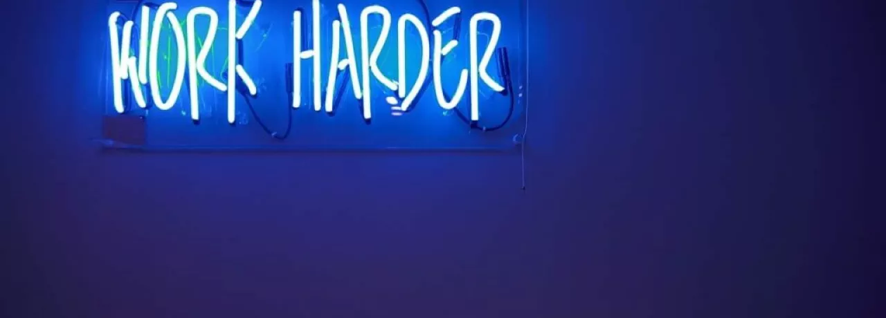 4-Faktor-yang-Mempengaruhi-Motivasi-Kerja-Karyawan