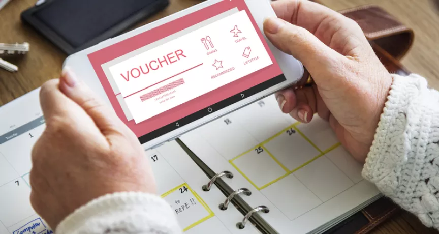 perbedaan voucher fisik dan digital